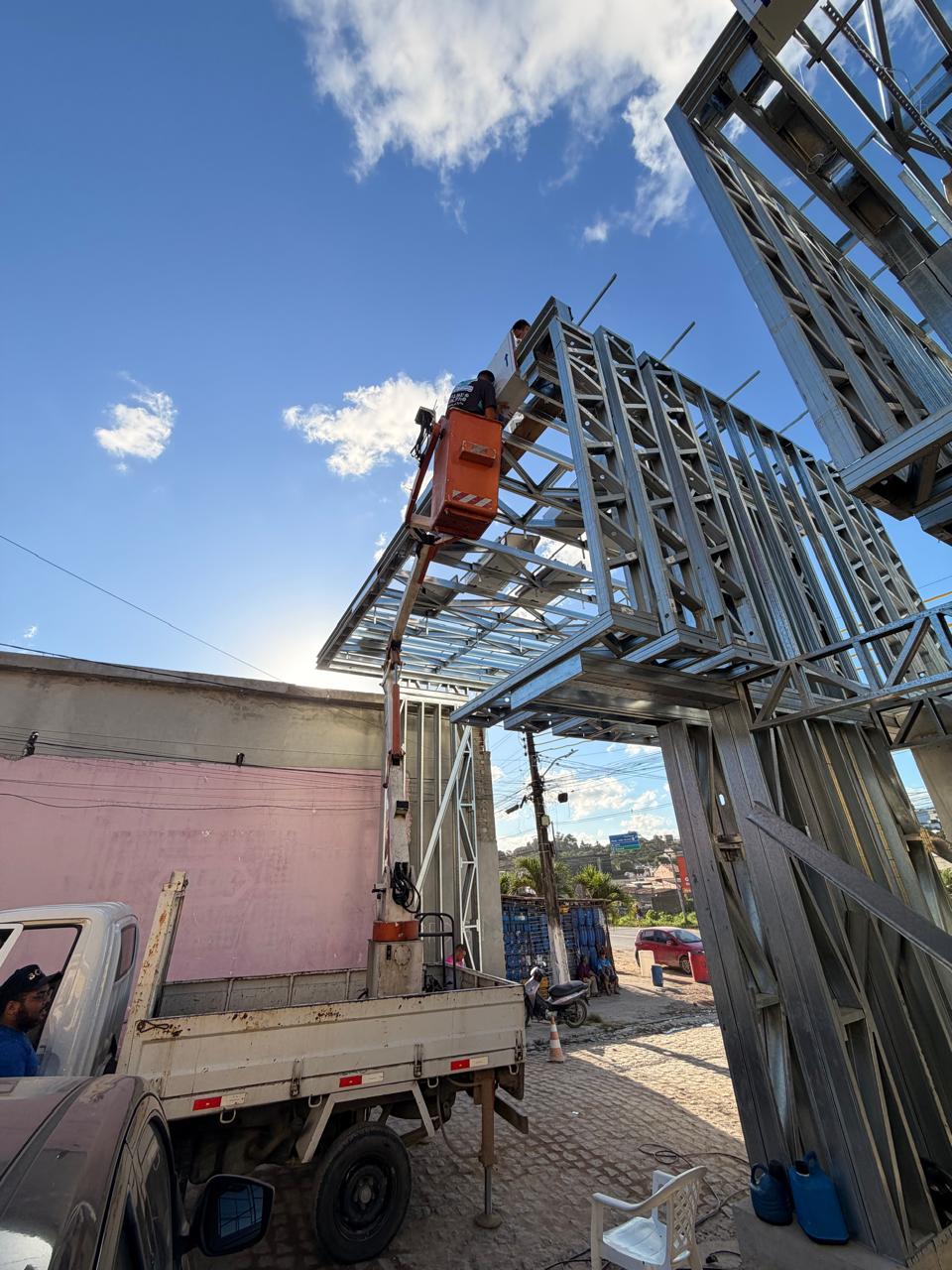 Estrutura metálica — Pórtico e testeira em obra de grande porte