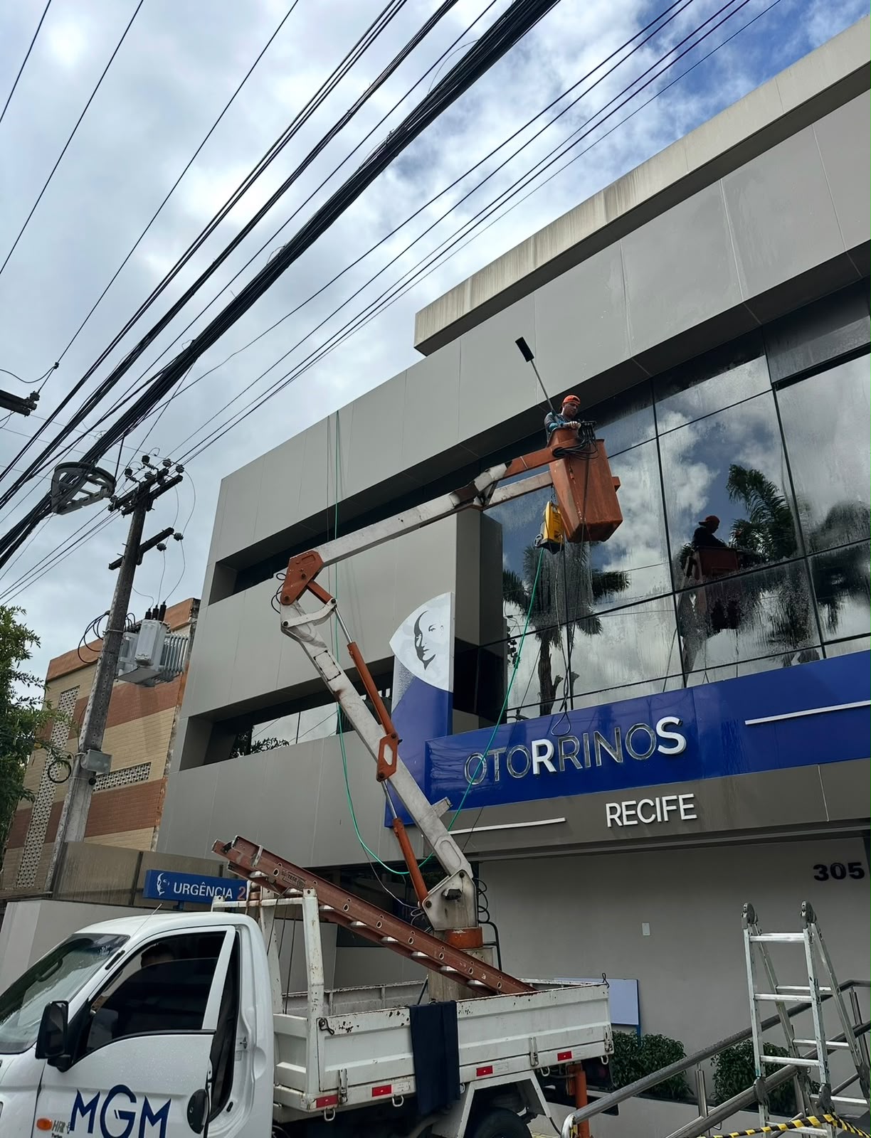 Clínica — Fachada e letreiro Otorrinos Recife