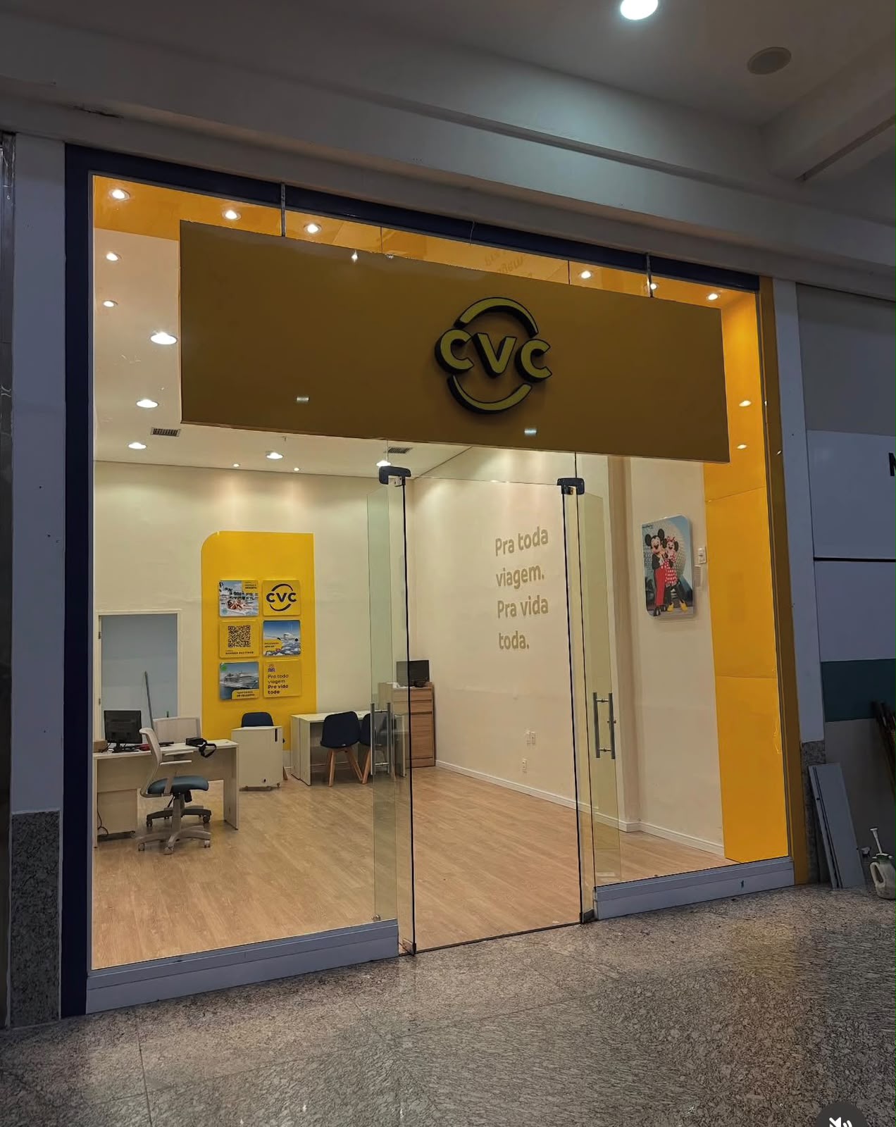CVC — Fachada de loja CVC em shopping