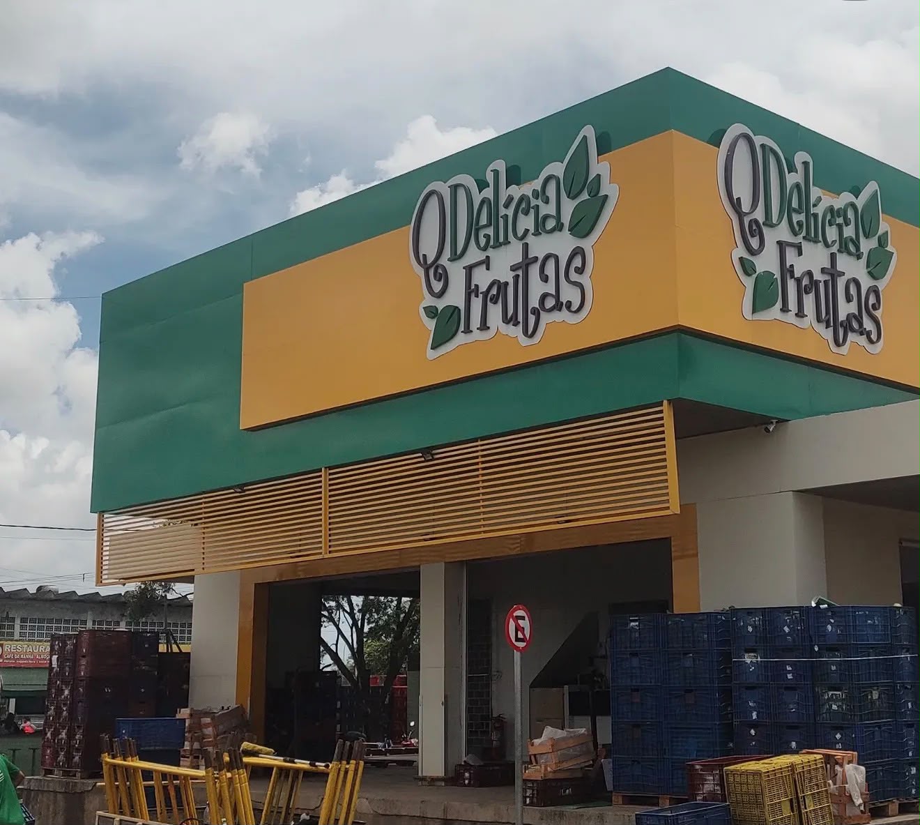 Comércio — Fachada Delícia Frutas — amarela e verde