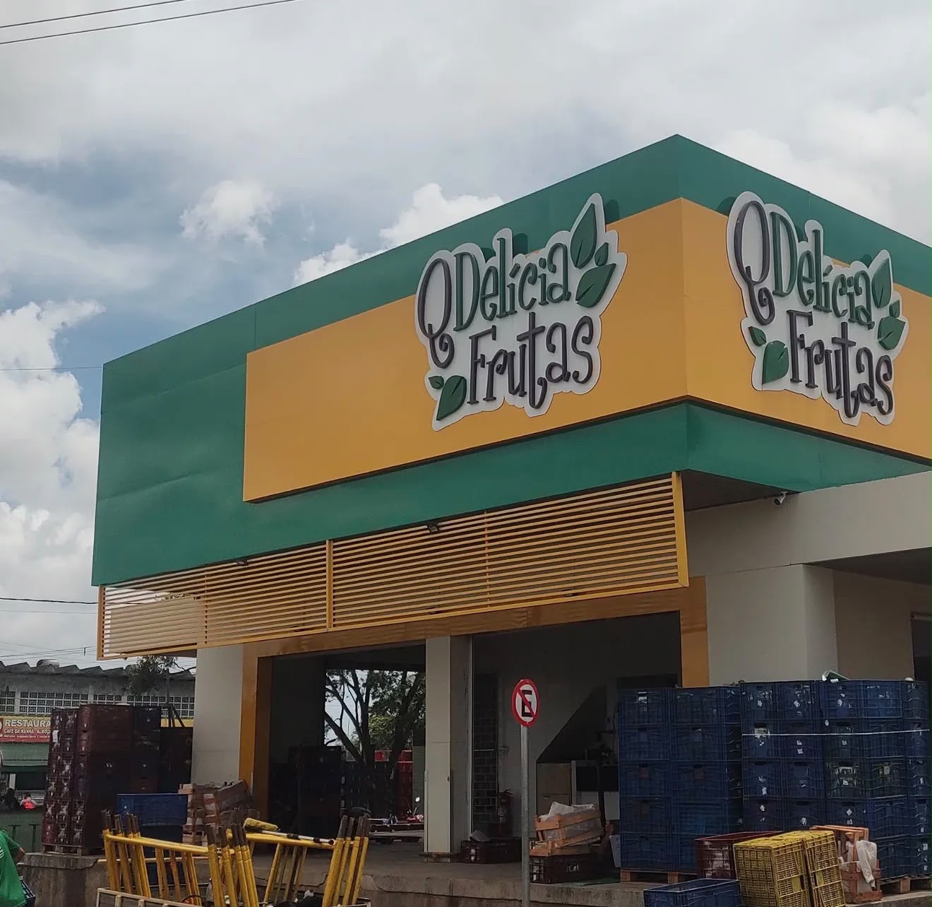 Comércio — Testeira em ACM verde e amarelo — Delícia Frutas