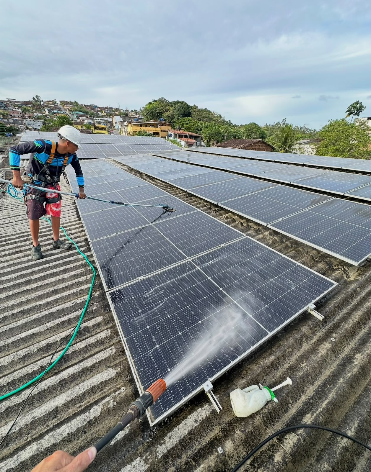 Limpeza técnica — Limpeza de placas solares em altura