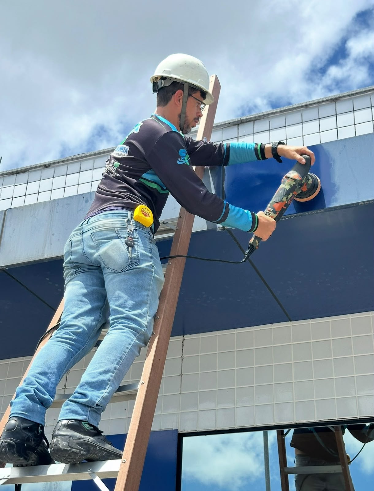 Impermeabilização — Polimento de ACM azul em fachada comercial