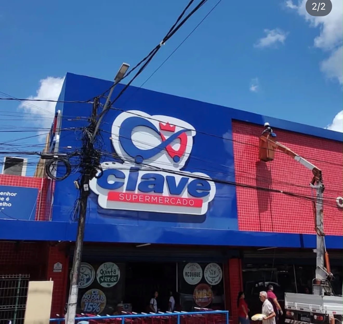 Supermercado — Fachada Clave Supermercado com ACM azul e vermelho