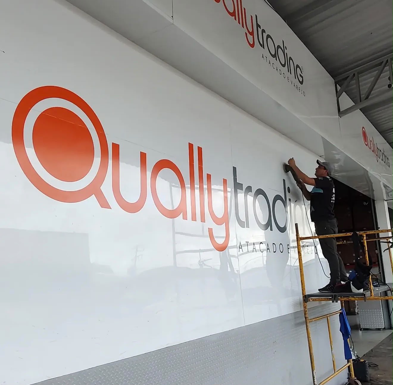 Atacado — Revestimento em ACM branco — Qually Trading