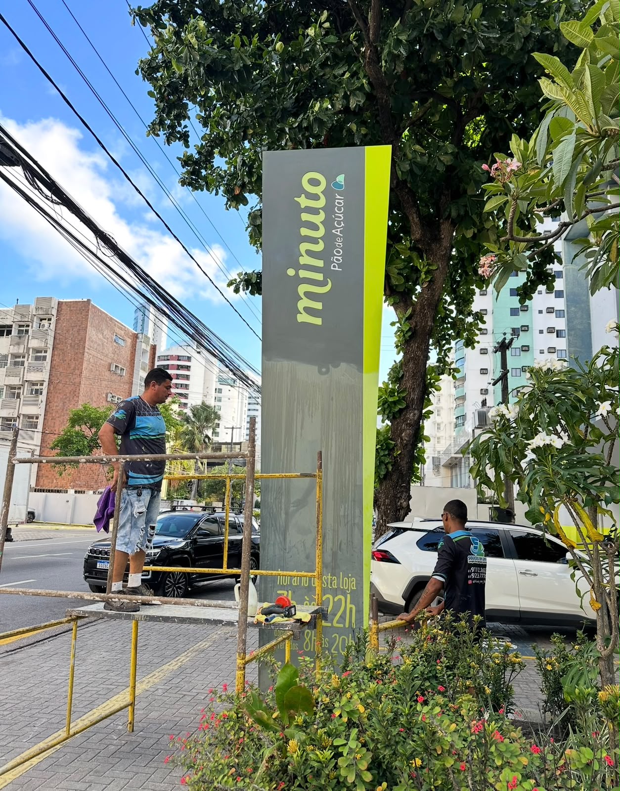 Grupo Pão de Açúcar — Totem e sinalização vertical Minuto Pão de Açúcar