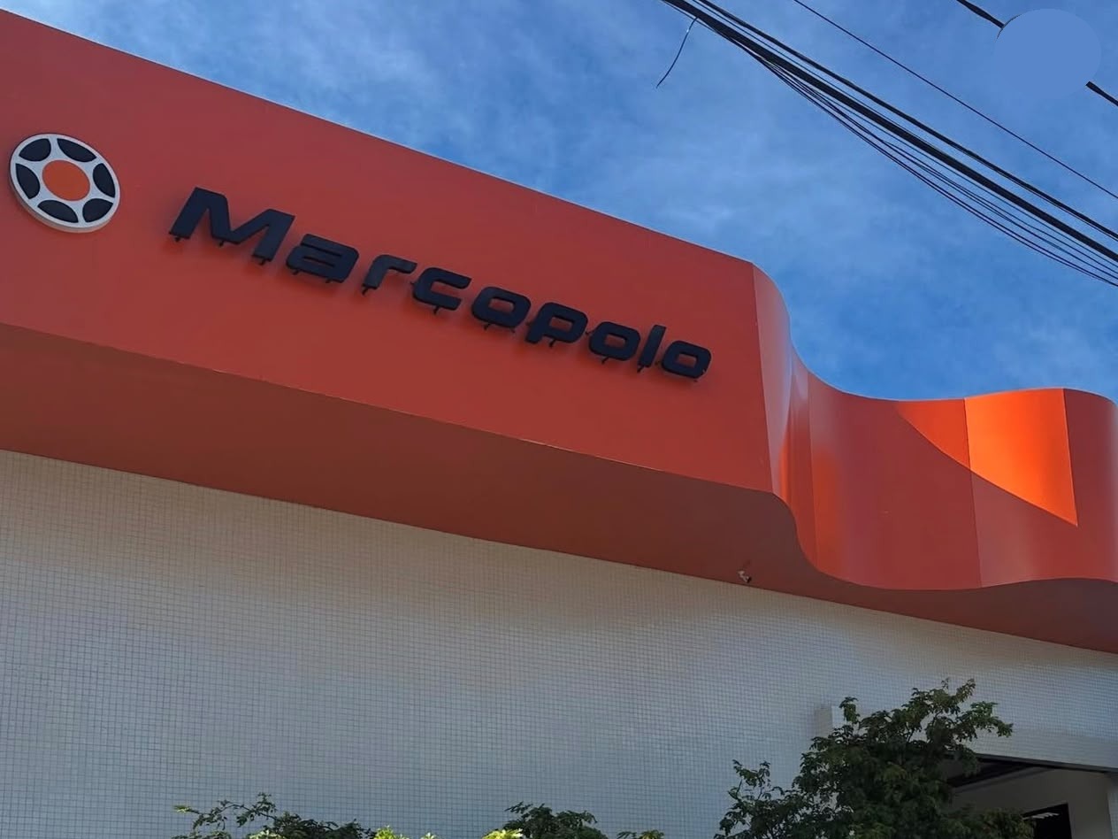Marcopolo — Testeira em ACM laranja para concessionária Marcopolo